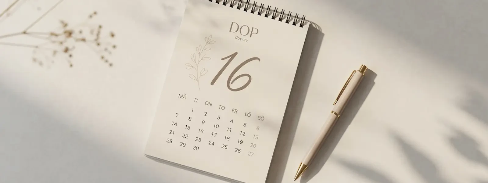 Kalender och penna för planering av dop